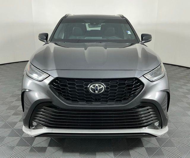 Used 2022 Toyota Highlander XSE FWD image 3