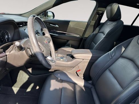 Used 2023 Cadillac XT4 Luxury w/ Cold Weather Package AWD/4WD image 9