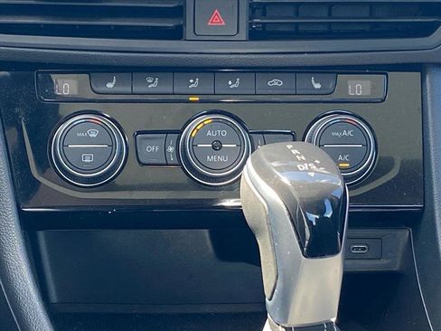 Certified 2023 Volkswagen Jetta SE w/ Panoramic Sunroof Package FWD image 9