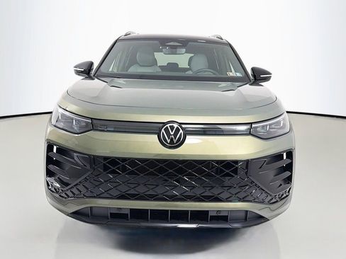 Used 2025 Volkswagen Tiguan SE R-Line image 2
