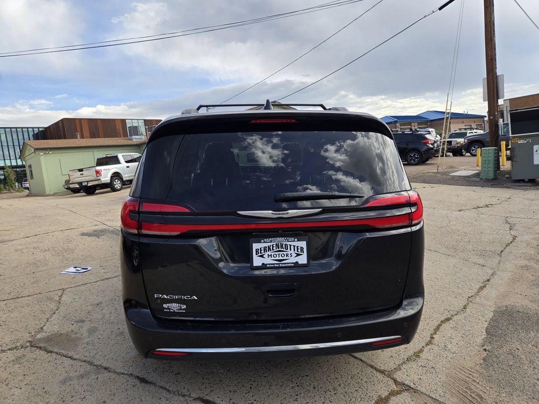 Used 2022 Chrysler Pacifica Touring-L FWD image 9