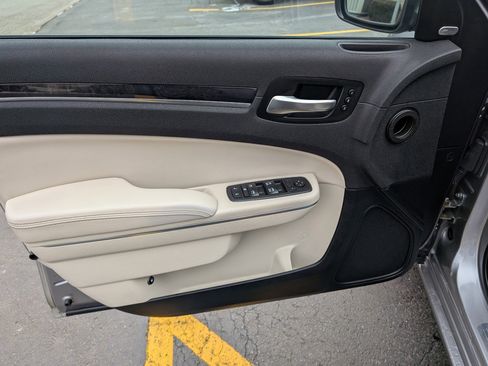 Used 2018 Chrysler 300 Limited image 14
