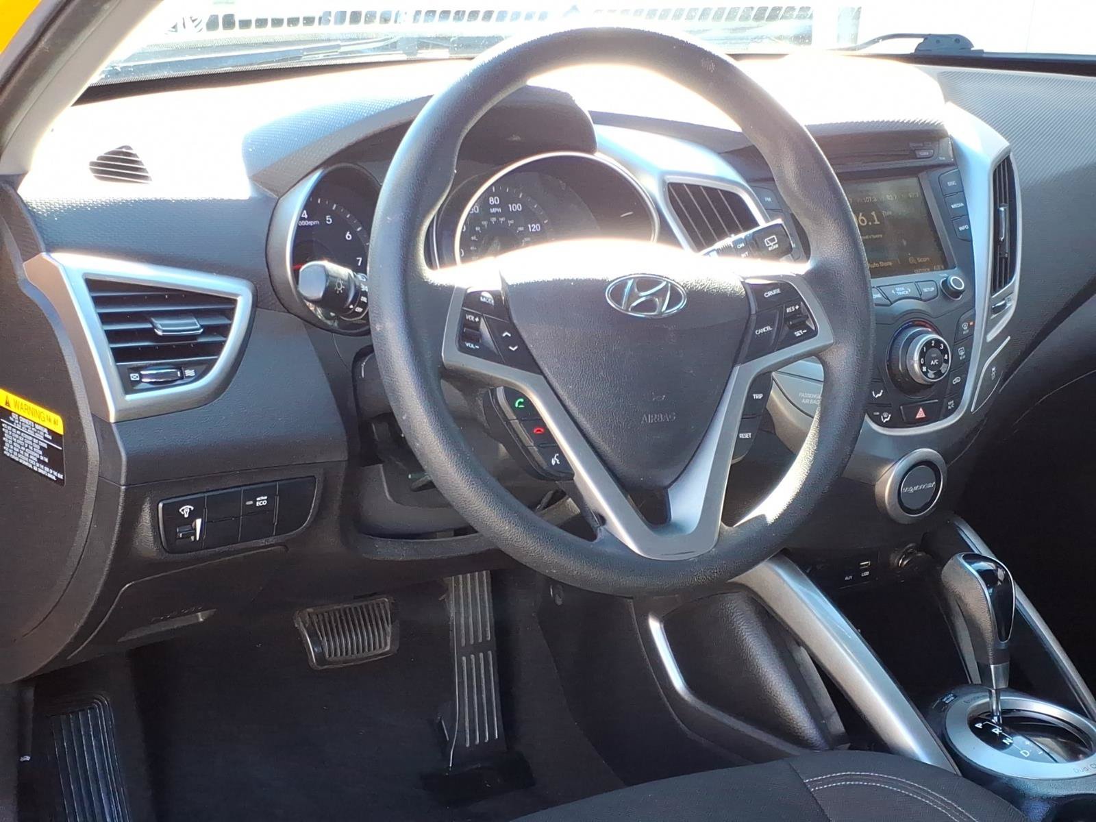 Used 2016 Hyundai Veloster FWD image 6