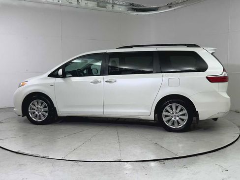 Used 2017 Toyota Sienna XLE image 5