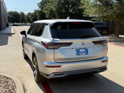 Used 2025 Mitsubishi Outlander SE FWD image 3