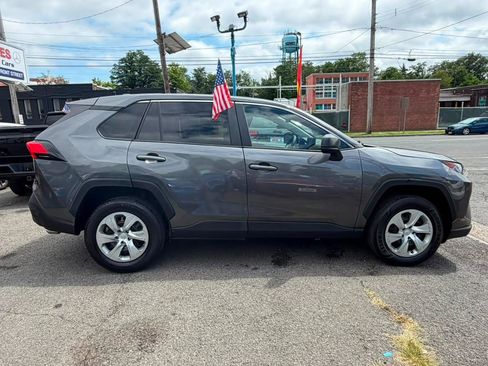 Used 2022 Toyota RAV4 LE AWD/4WD image 3