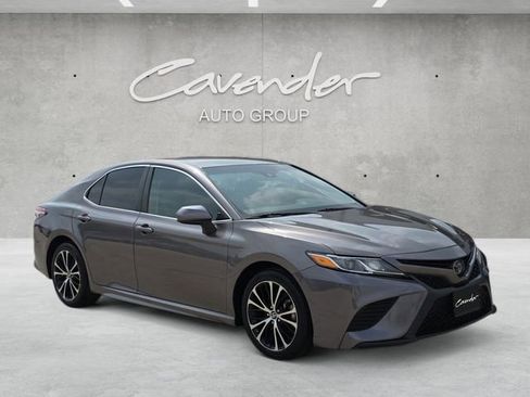 Used 2018 Toyota Camry SE FWD image 2