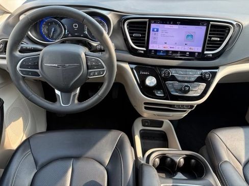 Used 2024 Chrysler Pacifica Touring-L FWD image 3