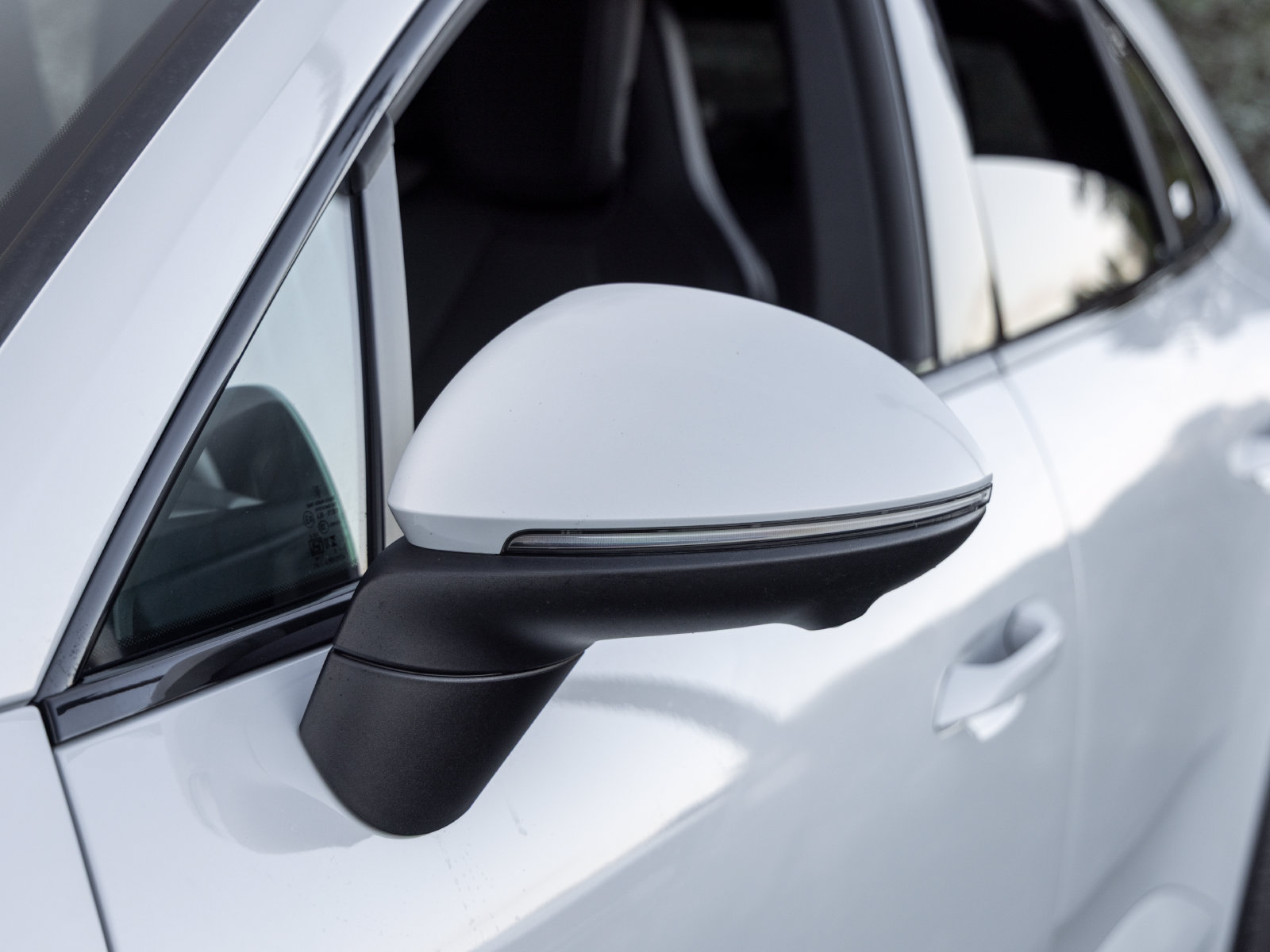 Certified 2025 Porsche Macan 4S Electric AWD/4WD image 18