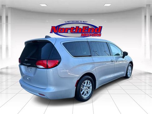 Used 2023 Chrysler Voyager LX image 3