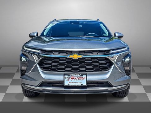 Used 2024 Chevrolet Trax LT FWD image 2