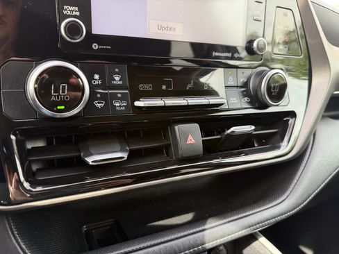 Used 2021 Toyota Highlander LE FWD image 32