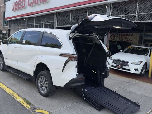 Used 2026 Toyota Sienna LE FWD image 10