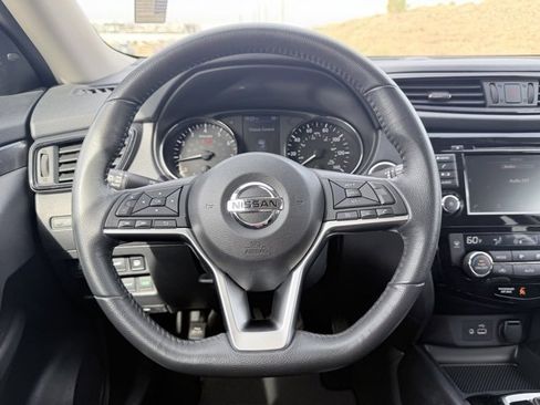 Used 2018 Nissan Rogue SV image 9