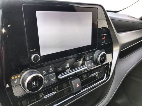 Used 2024 Toyota Highlander XLE image 18