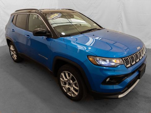 Used 2025 Jeep Compass Limited AWD/4WD image 10