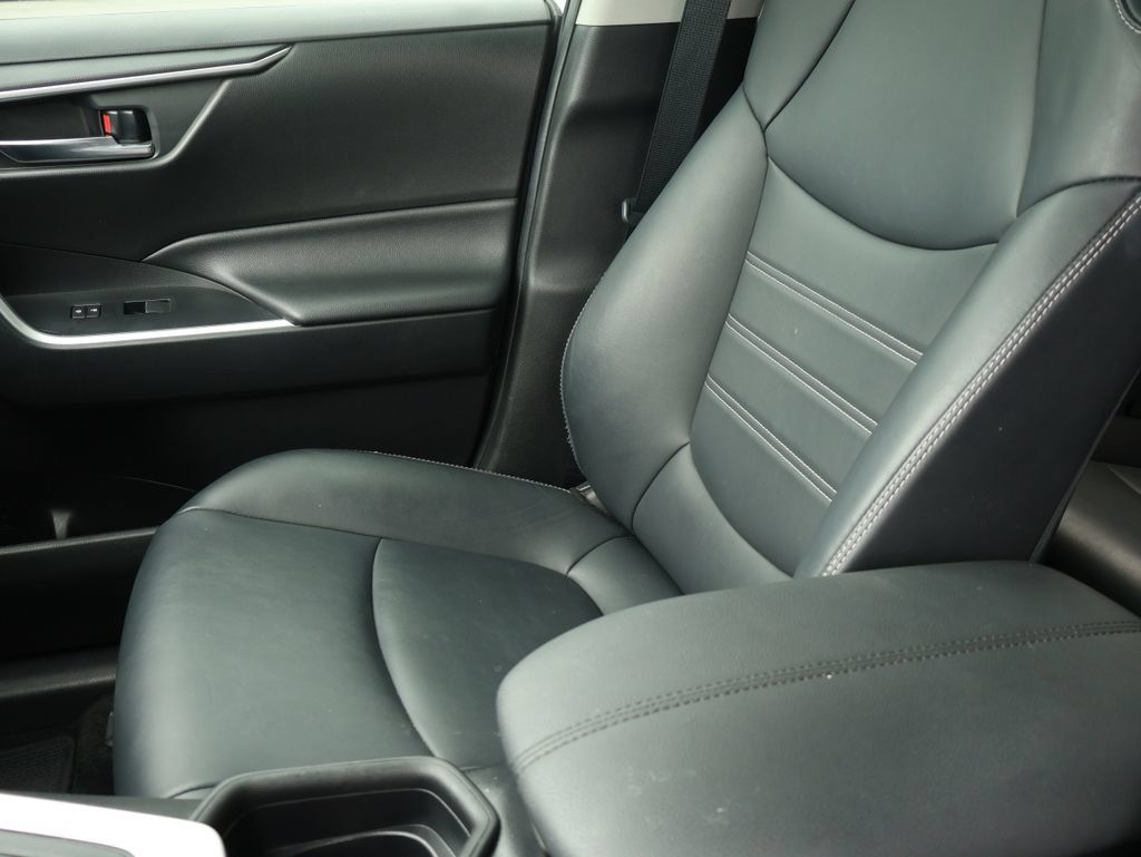 Used 2020 Toyota RAV4 XLE Premium FWD image 28