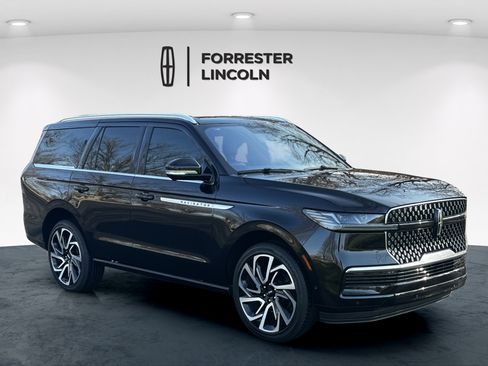 Used 2025 Lincoln Navigator Reserve AWD/4WD image 2