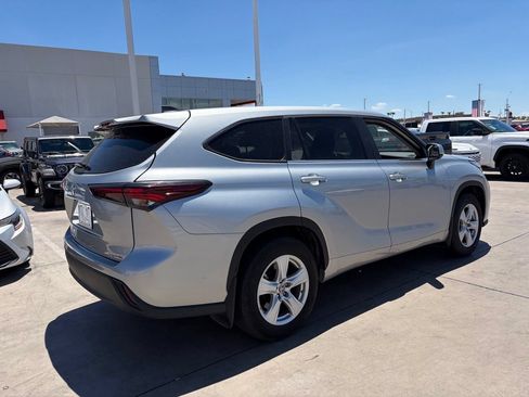 Used 2025 Toyota Highlander LE AWD/4WD image 2