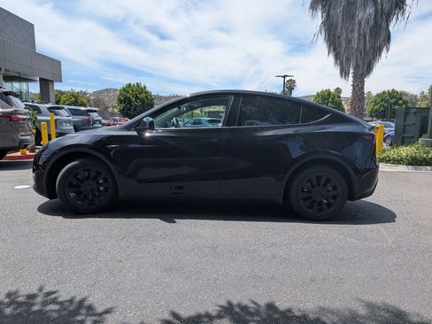 Used 2024 Tesla Model Y Long Range AWD/4WD image 5