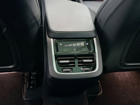 Used 2025 Volvo XC90 B6 Plus image 29