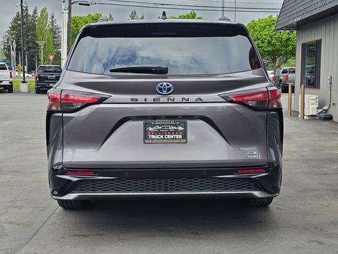 Used 2022 Toyota Sienna XSE FWD image 4