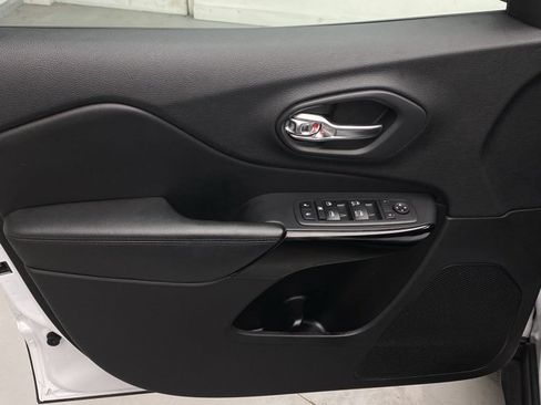 Used 2019 Jeep Cherokee Latitude Plus AWD/4WD image 5