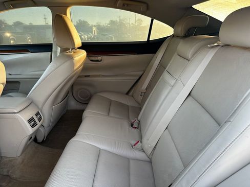 Used 2015 Lexus ES 300h image 29