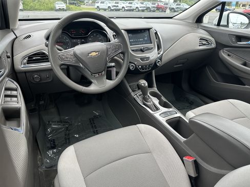 Certified 2018 Chevrolet Cruze LT FWD image 9