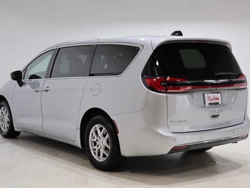 Used 2024 Chrysler Pacifica Touring-L FWD image 6