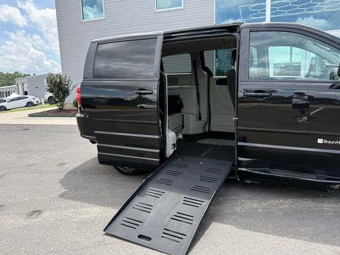 Used 2013 Dodge Grand Caravan SXT FWD image 29