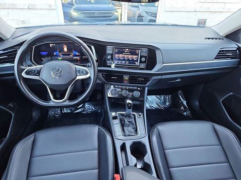 Used 2024 Volkswagen Jetta SE image 9