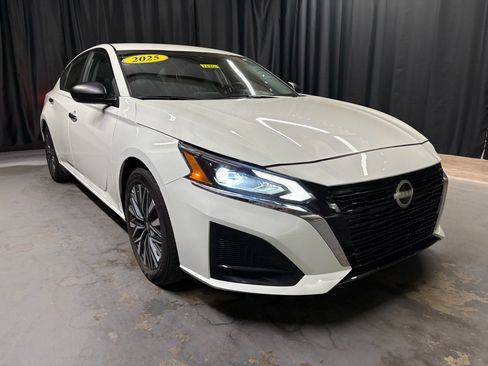 Used 2025 Nissan Altima 2.5 SV FWD image 3
