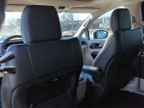 Used 2022 Chrysler Pacifica Touring-L image 18
