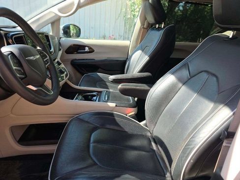 Used 2023 Chrysler Pacifica Limited FWD image 5