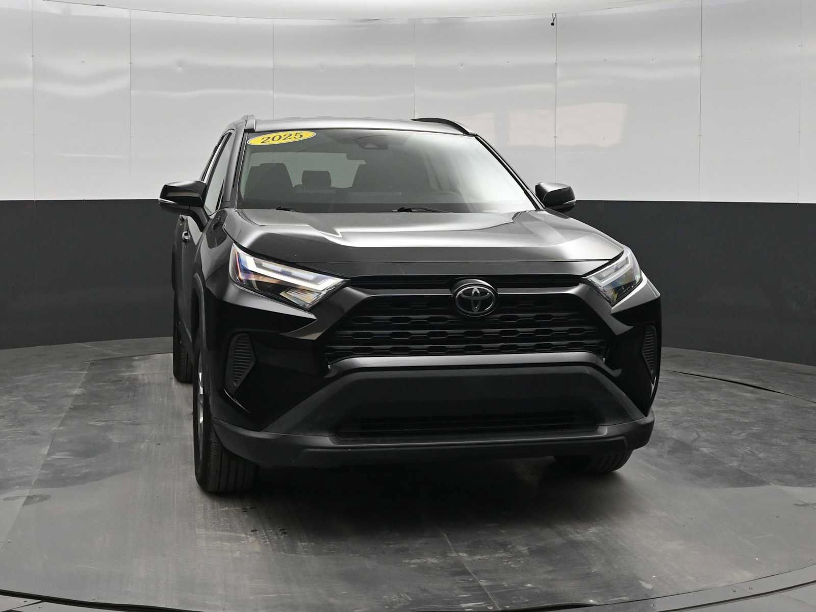 Used 2025 Toyota RAV4 XLE AWD/4WD image 2