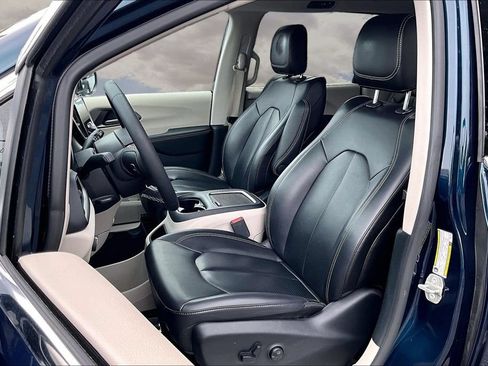 Used 2024 Chrysler Pacifica Touring-L FWD image 21