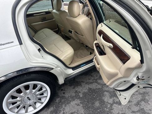 Used 2007 Lincoln Town Car Signature RWD image 35