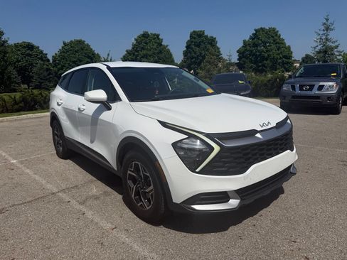 Used 2023 Kia Sportage LX FWD image 3