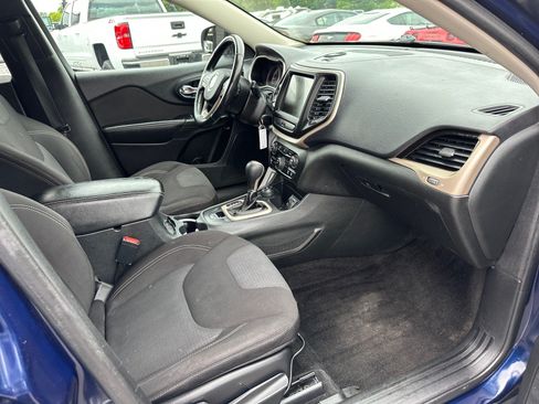 Used 2015 Jeep Cherokee Latitude w/ Cold Weather Group AWD/4WD image 19