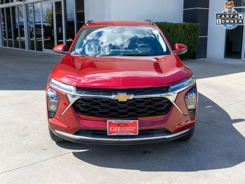 Used 2025 Chevrolet Trax LT FWD image 2