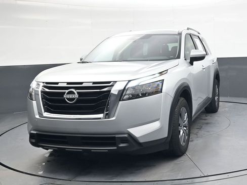 Used 2025 Nissan Pathfinder SV image 9