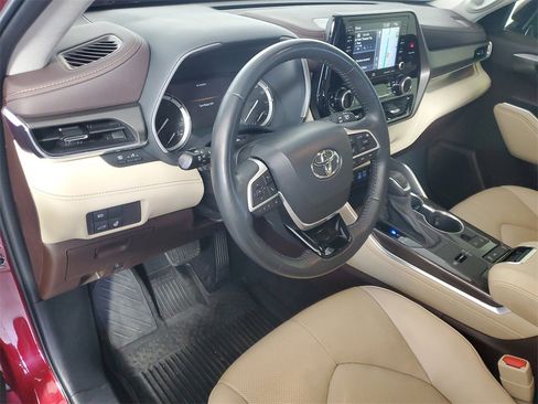Used 2022 Toyota Highlander Limited image 9