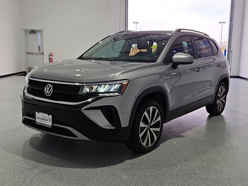 Certified 2023 Volkswagen Taos SE w/ Panoramic Sunroof Package FWD image 2