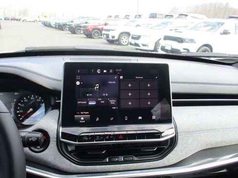 Used 2024 Jeep Compass Latitude image 16