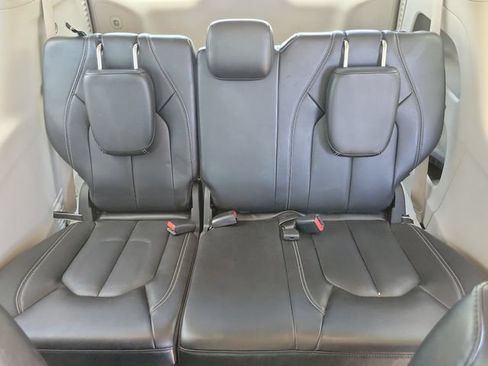 Used 2023 Chrysler Pacifica Touring-L FWD image 8