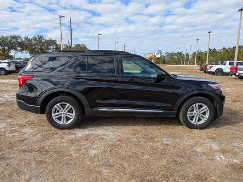 Used 2024 Ford Explorer XLT AWD/4WD image 3