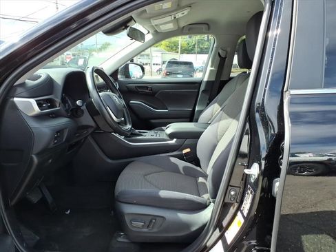 Used 2023 Toyota Highlander LE image 11