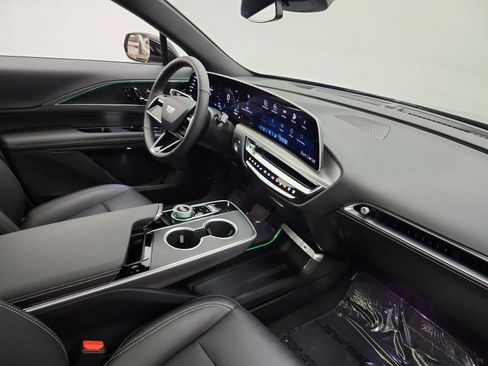 Used 2025 Cadillac Lyriq Luxury AWD/4WD image 18