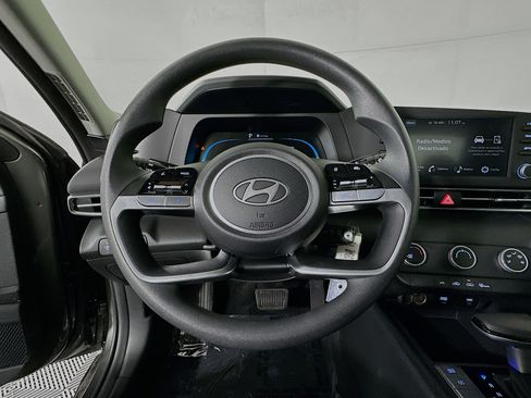 Used 2025 Hyundai Elantra SE image 15